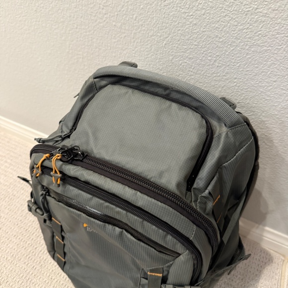 Lowepro HighLine BP 400 AW Backpack in Gray (36L) - Picture 8 of 15